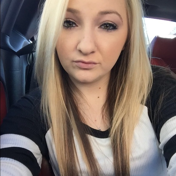 Profile Picture of Allison Trowbridge (@allietrowbridge) on Poshmark