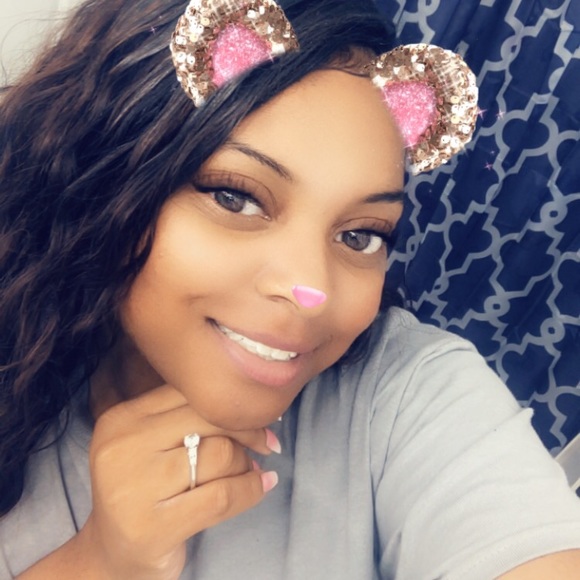 Profile Picture of Sharon Glover (@dasiab598) on Poshmark