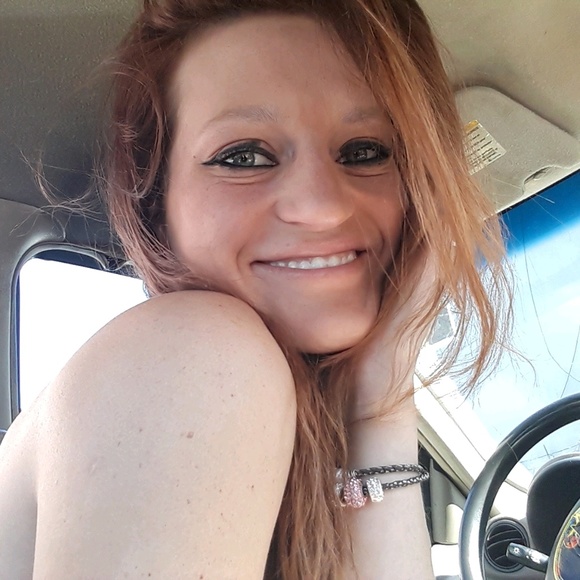 Profile Picture of Carly Charbonneau (@ccharbonneau) on Poshmark