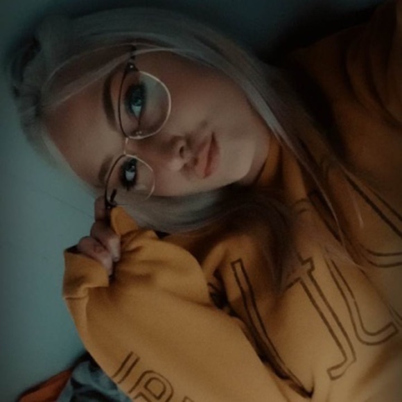 Profile Picture of Arielle Gillis (@ariellegillis) on Poshmark