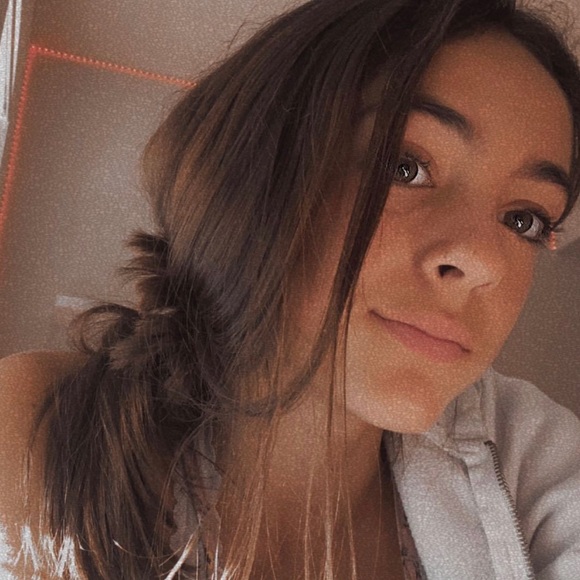 Profile Picture of Jade Clements (@jadeclements259) on Poshmark