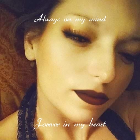 Profile Picture of Julie Dickenson (@jclark670) on Poshmark