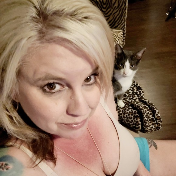 Profile Picture of Shannon Fairless (@blodebomber17) on Poshmark