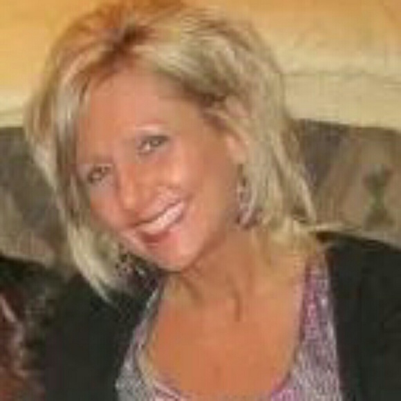 Profile Picture of Amy Thacker (@amyt0050) on Poshmark