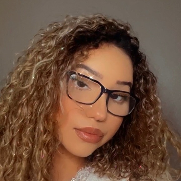 Profile Picture of Aileen Velasquez (@avela57) on Poshmark