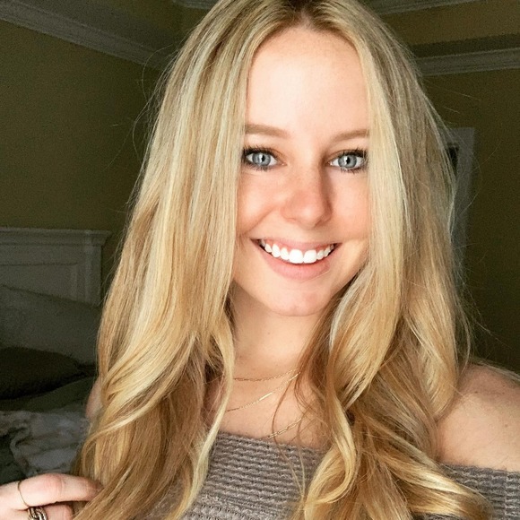 Profile Picture of Sarah Vann (@sarahallyn9608) on Poshmark