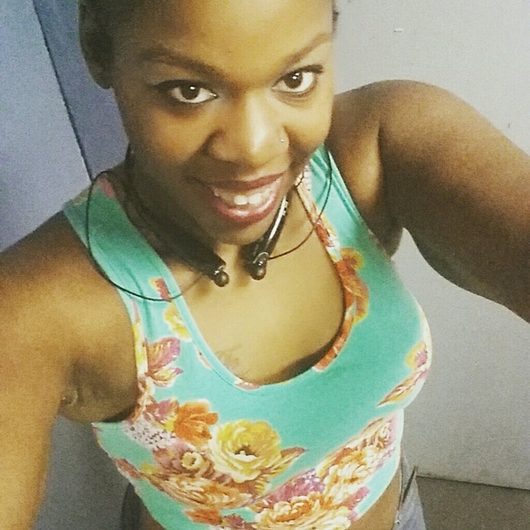 Profile Picture of Tonya Poore (@kenyatta1122) on Poshmark