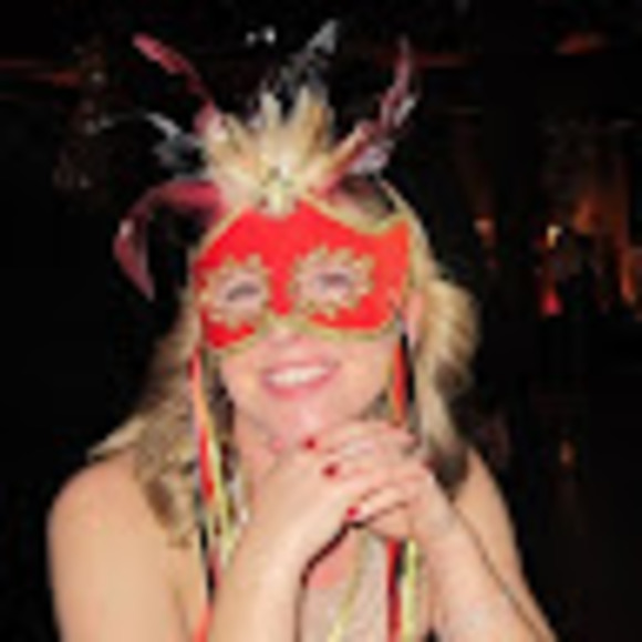 Profile Picture of Erika Zink (@nordicnerd42) on Poshmark