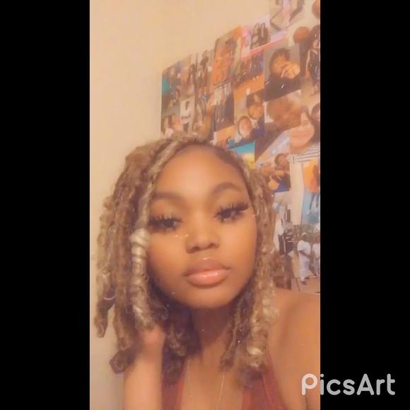 Profile Picture of Simone Hayes (@ayeitssimone) on Poshmark
