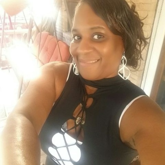 Lorna Miles - Poshmark Profile Picture of Lorna Miles (@lornamiles227) on Poshmark