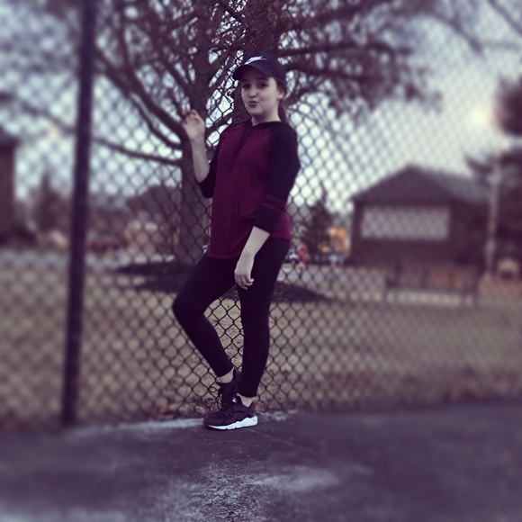 Profile Picture of Emma Lilley (@emmalil11) on Poshmark