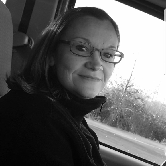 Profile Picture of Kari Lineaweaver (@kllineaweaver) on Poshmark