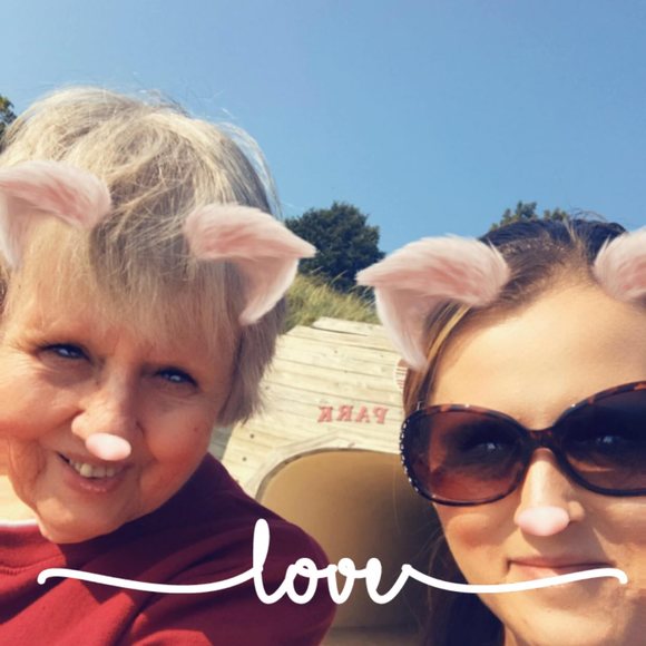 Profile Picture of Rachel Deneff (@mariahizzy) on Poshmark