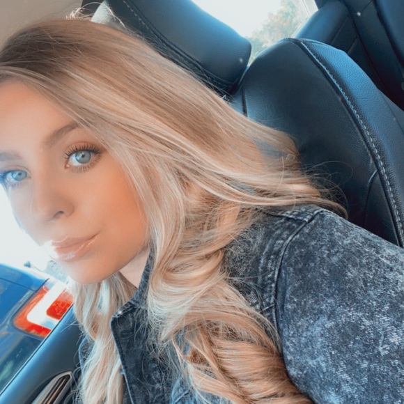 Profile Picture of Daniella Passarelli (@dpassarelli) on Poshmark