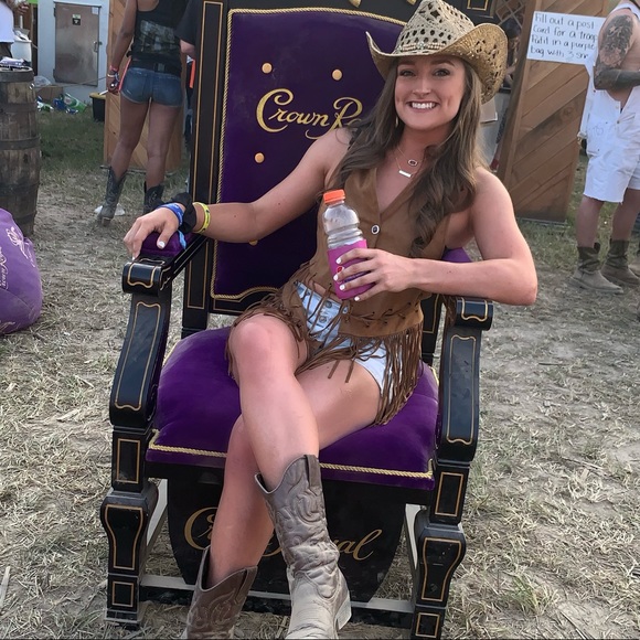 Profile Picture of Amber Hayes (@ambahhh24) on Poshmark