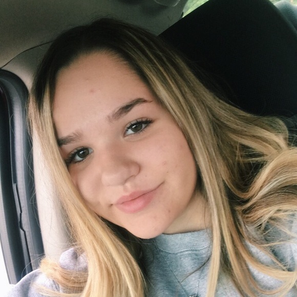 Profile Picture of Destiney Sveen (@destineysveen) on Poshmark