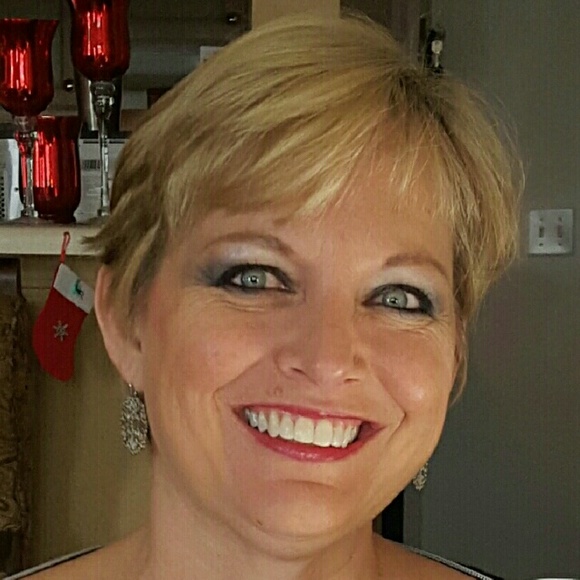 Profile Picture of Deborah Colister (@debcolister) on Poshmark