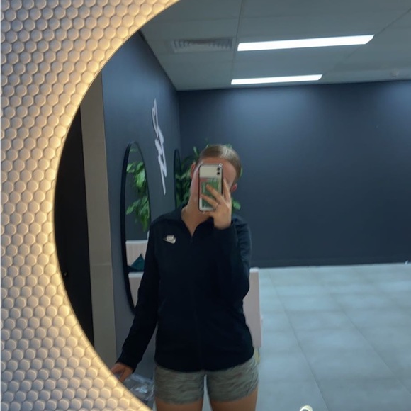 Profile Picture of Ella Conlon (@ellaconlon) on Poshmark