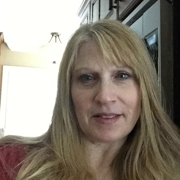 Profile Picture of Jenn Alamo (@jennalamo) on Poshmark