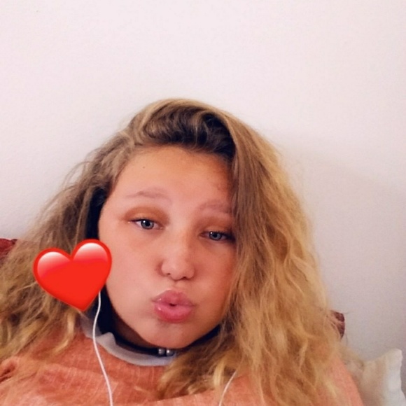 Profile Picture of Arianna Warrington (@arilove54) on Poshmark