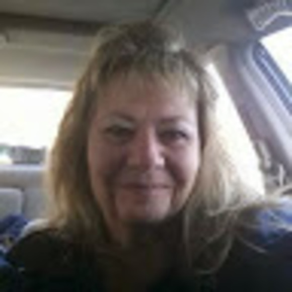 Profile Picture of Michelle Czarnek (@michelleczarnek) on Poshmark
