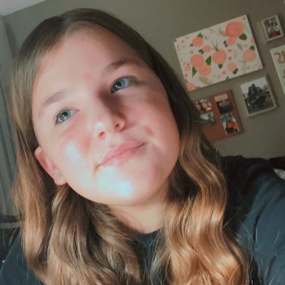 Sophie Vanhoozer - Poshmark Profile Picture of Sophie Vanhoozer (@s_vanhoozer) on Poshmark