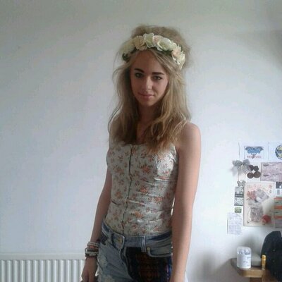 Profile Picture of Mia Wright (@miawright1997) on Twitter