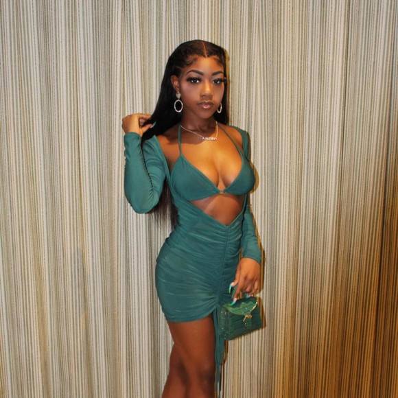 Profile Picture of Aaliyah Barrett (@aaliyahbarrett) on Poshmark