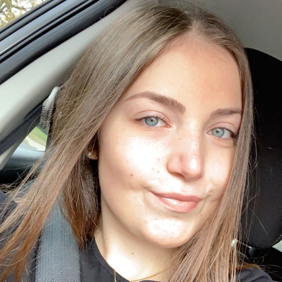 Profile Picture of Maria Pullis (@maria_pullis) on Poshmark