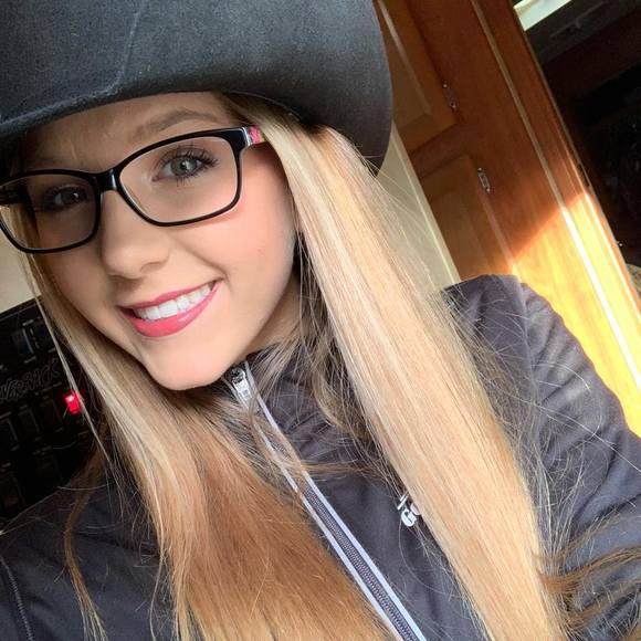 Profile Picture of Lexin Iams (@lexiniams) on Poshmark