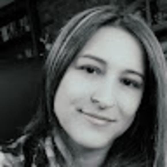 Profile Picture of Lisa Zandi (@lisazandi86) on Poshmark