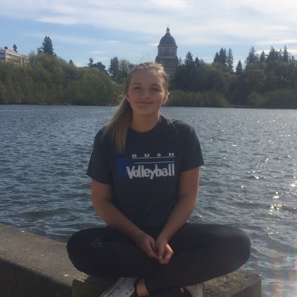 Profile Picture of Hannah Roswall (@hannahroswall) on Poshmark