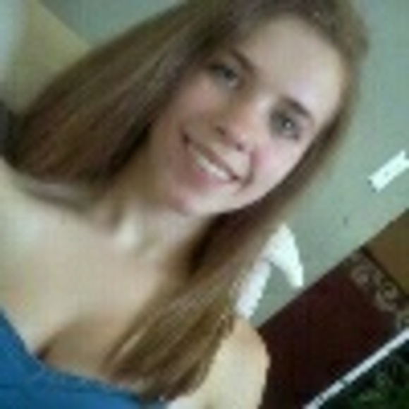 Profile Picture of Victoria Cramer (@airotciv1780) on Poshmark