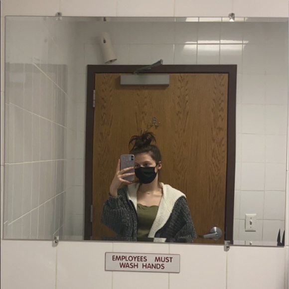 Profile Picture of Kelly Simon (@kellysimon0206) on Poshmark