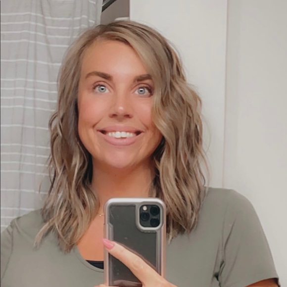 Profile Picture of Lindsay Tedeschi (@lyndzmichele) on Poshmark