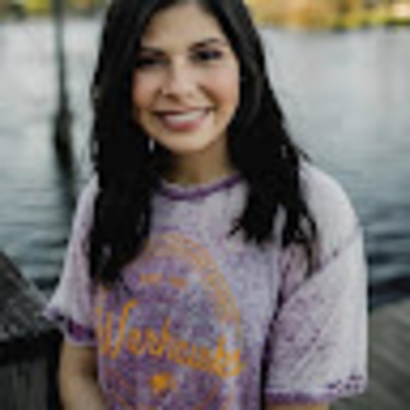 Profile Picture of Joselyn Williams (@alvizojoselyn) on Poshmark