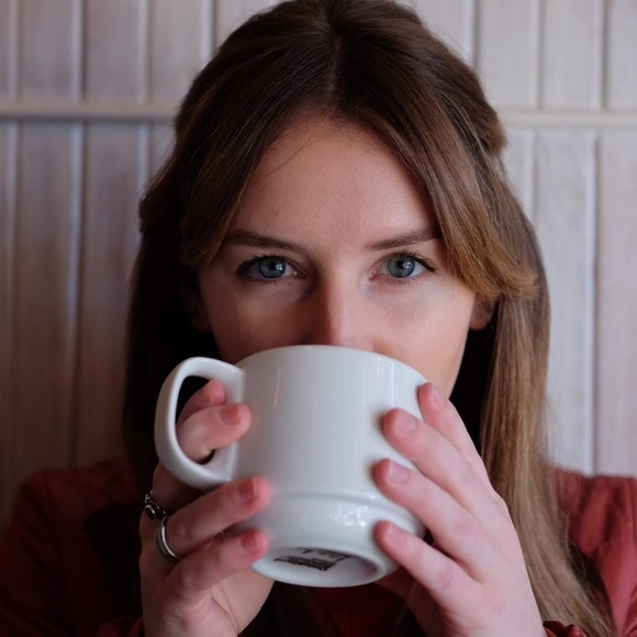 Profile Picture of Amelia Thorne (@amthorne93) on Poshmark