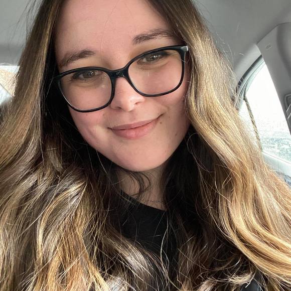 Profile Picture of Laurie Leduc (@laurieleduc) on Poshmark