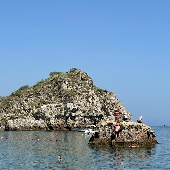 Profile Picture of Alejo Ortiz (@alejo_04) on Poshmark