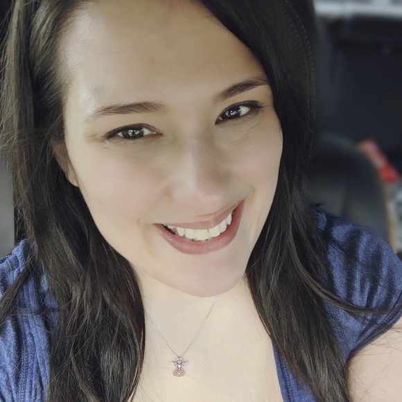 Profile Picture of Martha Wiler (@sofia9696) on Poshmark