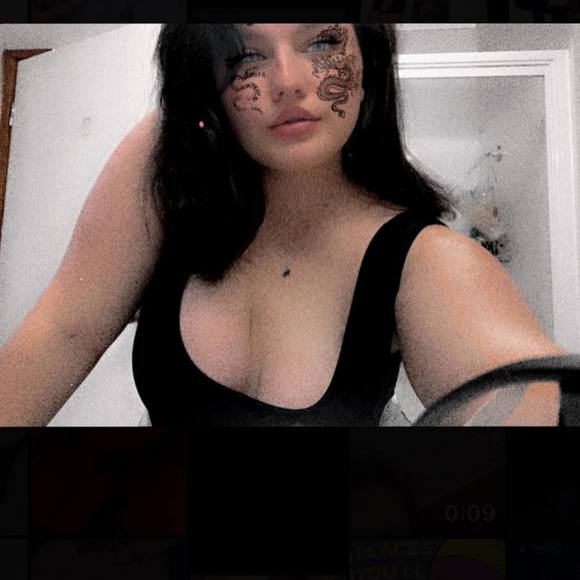 Profile Picture of Sanshya Brookes (@sanshya777) on Poshmark