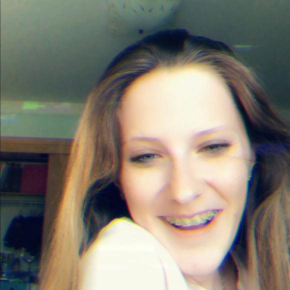 Profile Picture of Samantha Upcott (@samanthaupcott) on Poshmark