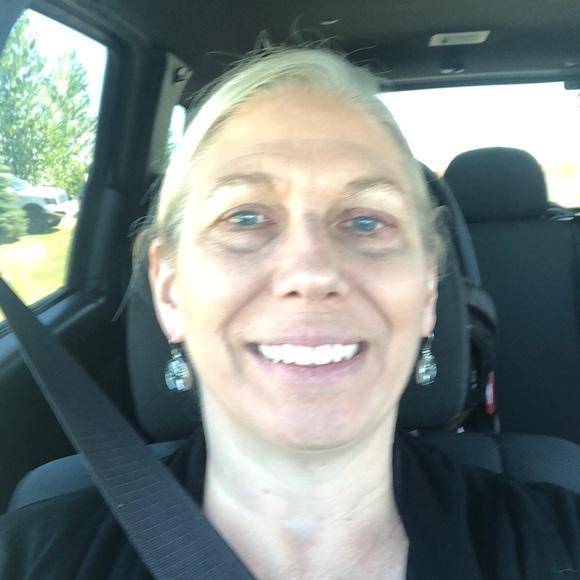 Profile Picture of Beth Monke (@bmonke) on Poshmark