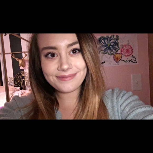 Profile Picture of Evie Roberts (@evieeileen) on Poshmark