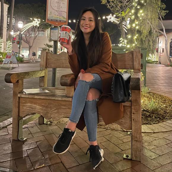 Profile Picture of Alice Nguyen (@alicenpkt) on Poshmark