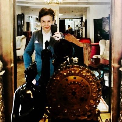 Profile Picture of L. Robbins (@LRobbGlobal) on Twitter