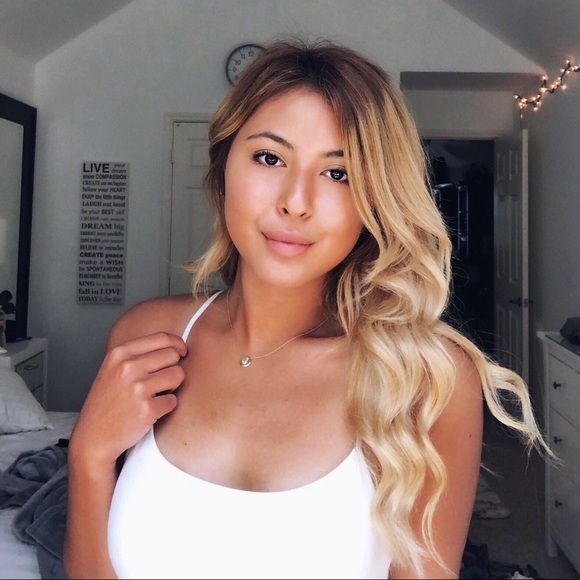 Profile Picture of Julia Randall (@xo_juliaa) on Poshmark