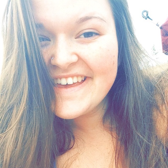 Profile Picture of Alexa Phelps (@lexawinter8) on Poshmark