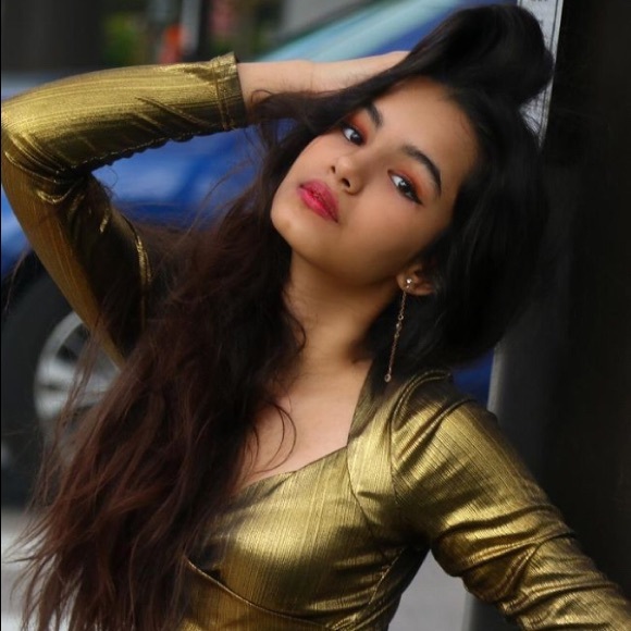 Profile Picture of Renata Dogan (@saxonsell) on Poshmark