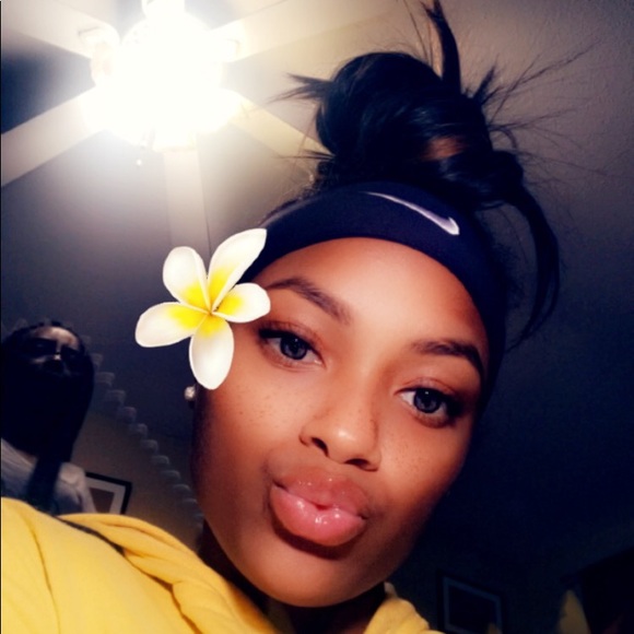 Profile Picture of Haley Ousley (@simone0625) on Poshmark